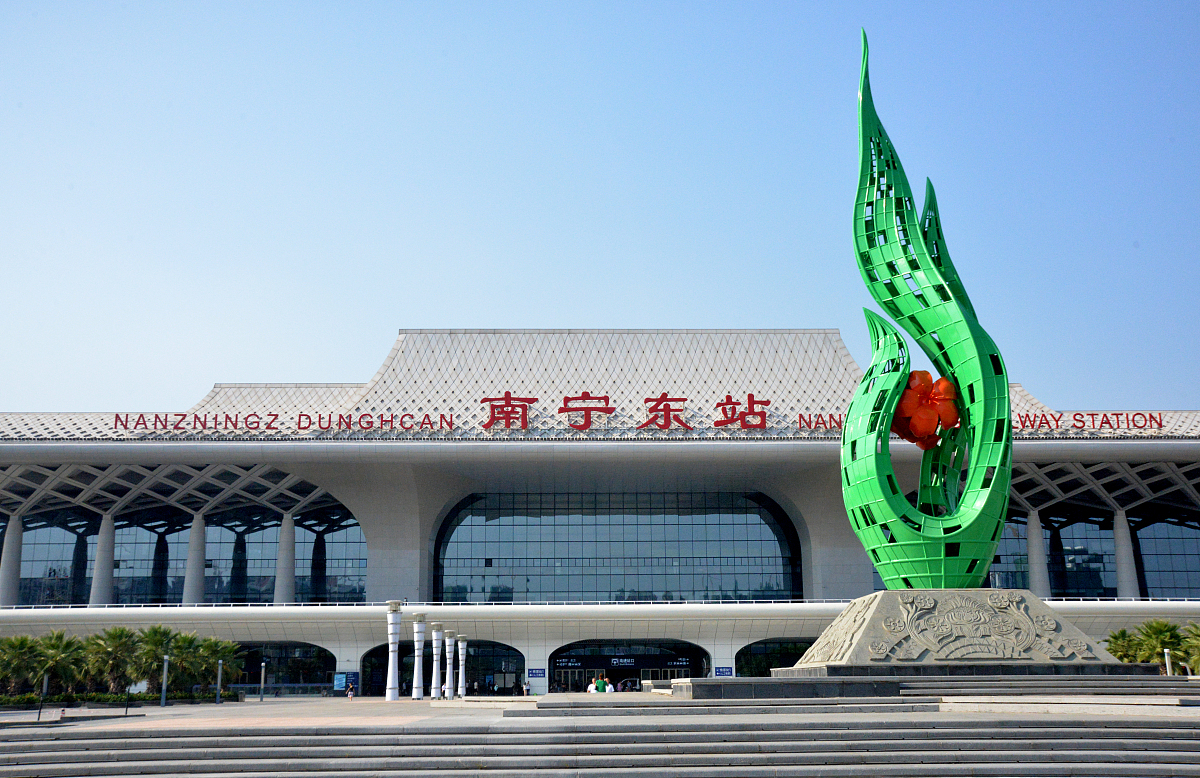 高铁站前广场口号：便捷出行，万众瞩目