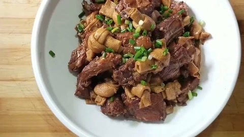 千张豆皮配上红烧排骨,吃一口让人口感饱满唇齿留香