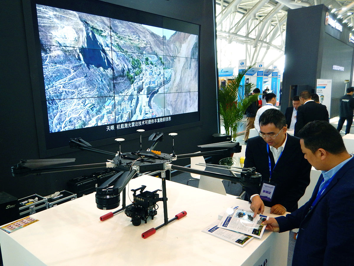 无人机投影项目与传统投影对比 优势在哪 至少写十点