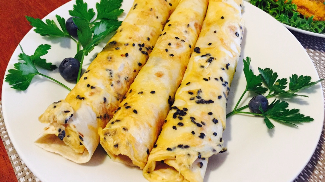 早餐饼不用买了,教你自制煎饼果子,手不用粘面,5分钟速成