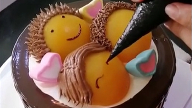 蛋糕上有一家三口?给水果画上可爱的表情,简直太漂亮了!