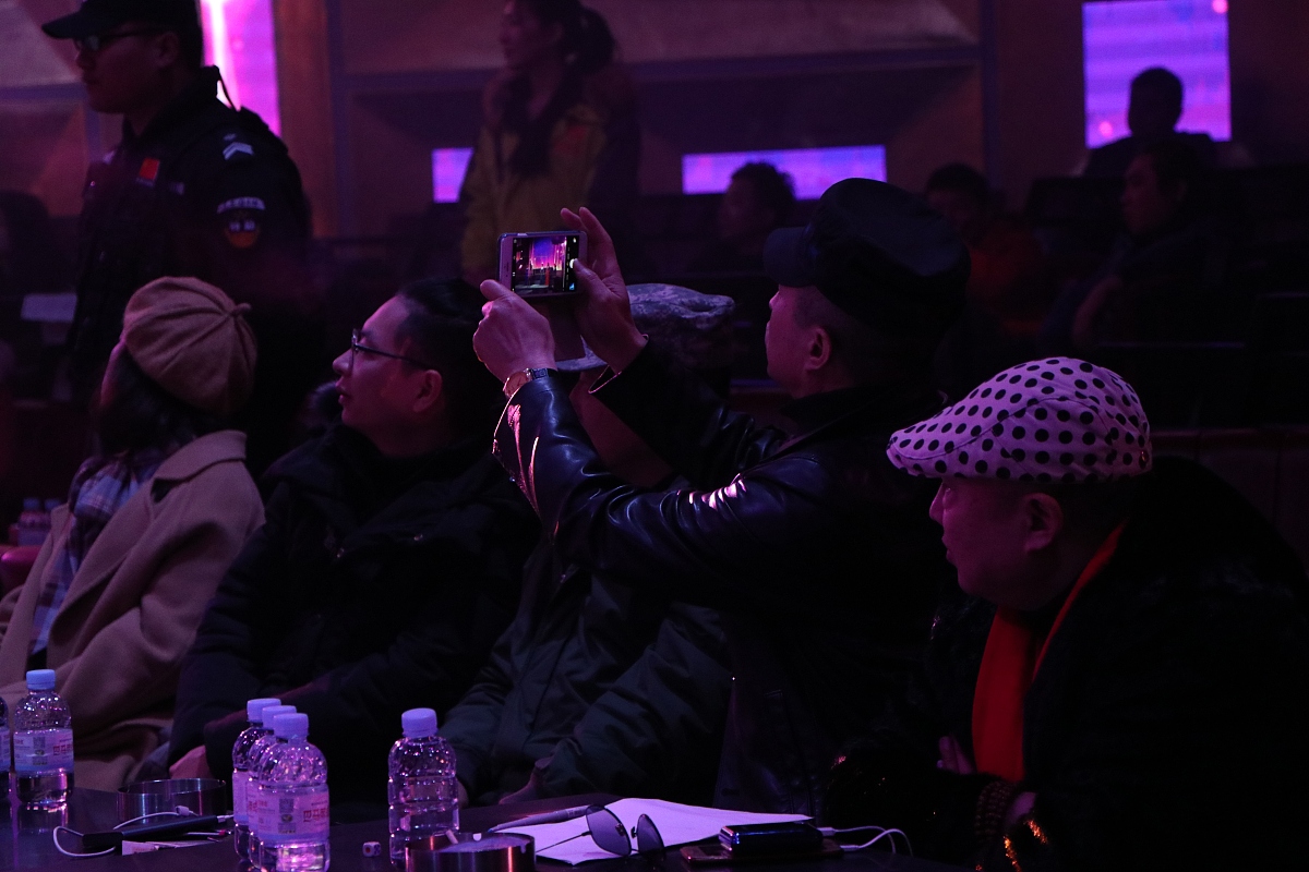 扮演一名旅游爱好者自媒体博主根据以下内容写出一篇2000字旅游短视频原创文案文字表达思路清晰有自己的见解不要推荐景点跟地方旅行让你重新审视生命的本源