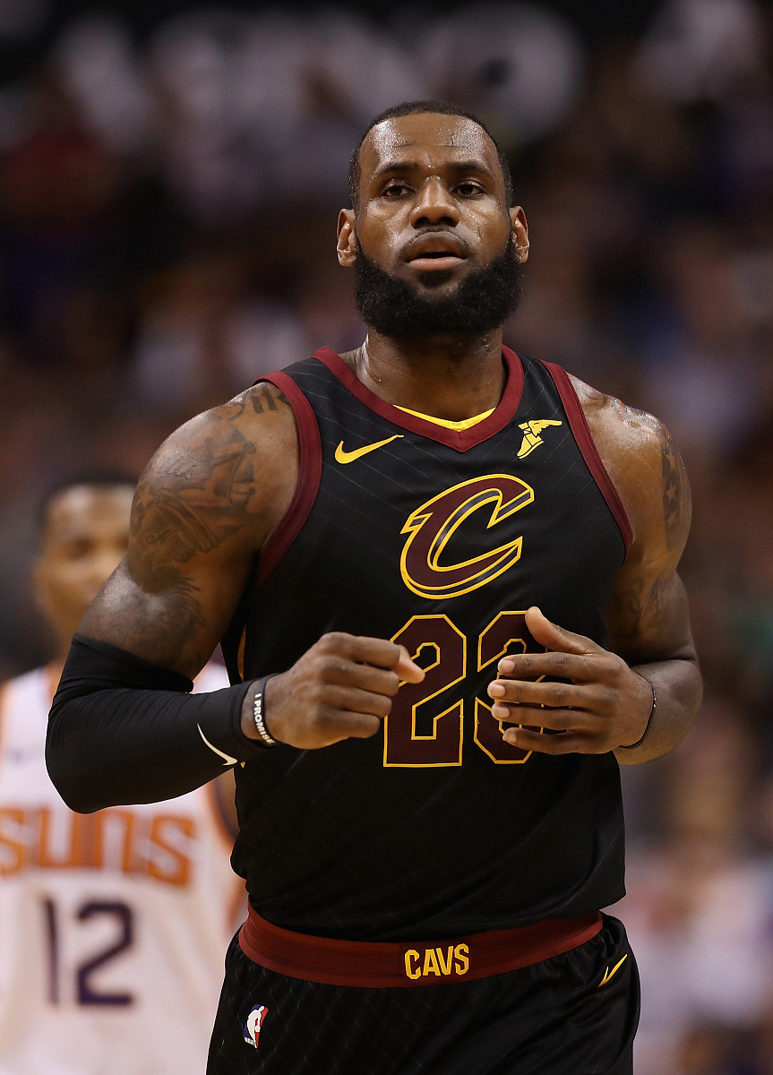 勒布朗·詹姆斯从2003年就进入NBA联盟难道他不是效力最久的球员？