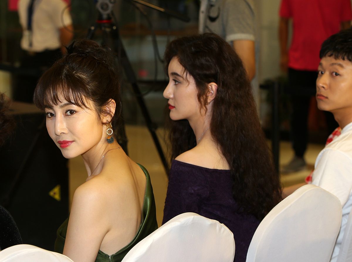 有没有搞笑美女影视