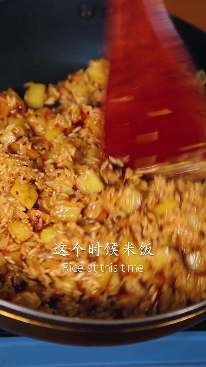 无敌美味三酱焖饭:土豆米饭电饭锅,再配上三勺酱汁,就可以做出