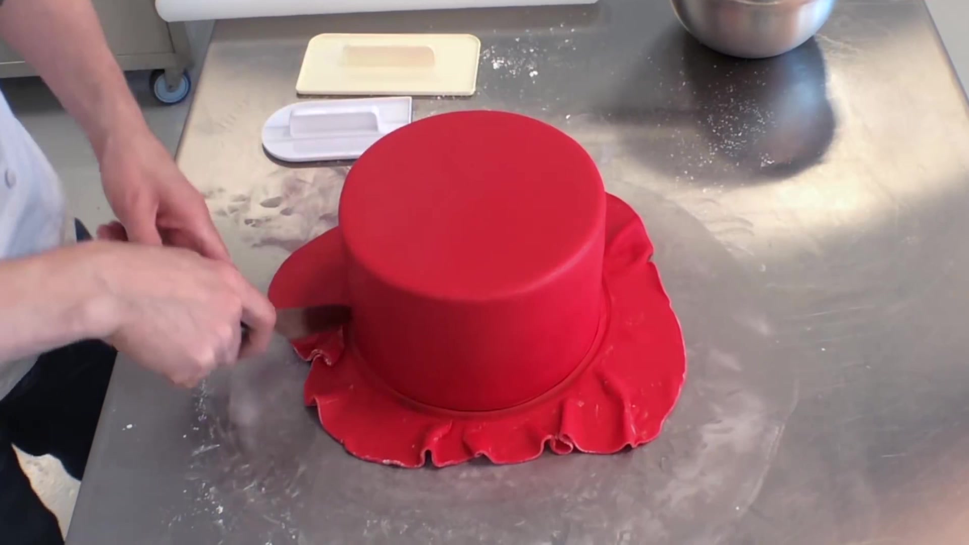 蛋糕达人制作结婚蛋糕,大红色好喜庆,这颜色调的真好看!