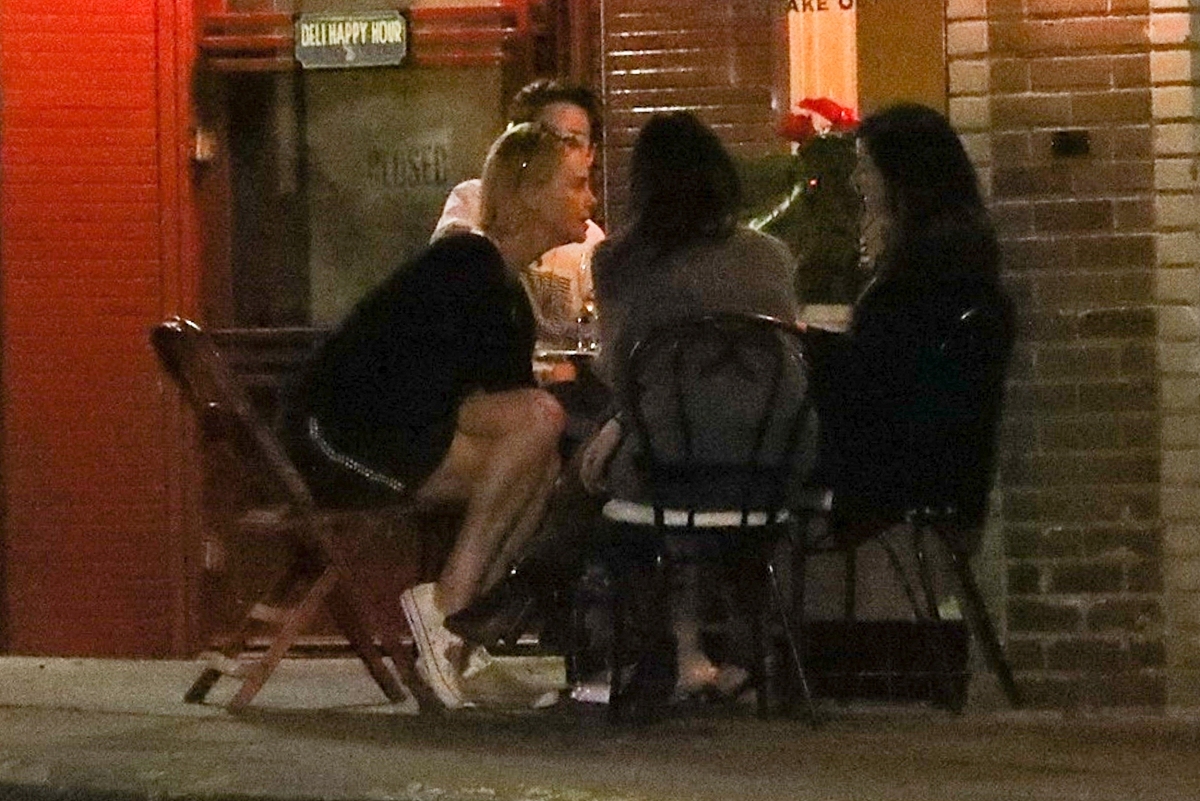 我现在是一名高二的学生我的朋友现在和之前变化好大之前我们一起逛街打羽毛球聊天什么的但是现在她们喜欢去酒吧喝酒还喜欢抽烟我也不喜欢抽烟喝酒我该怎么办