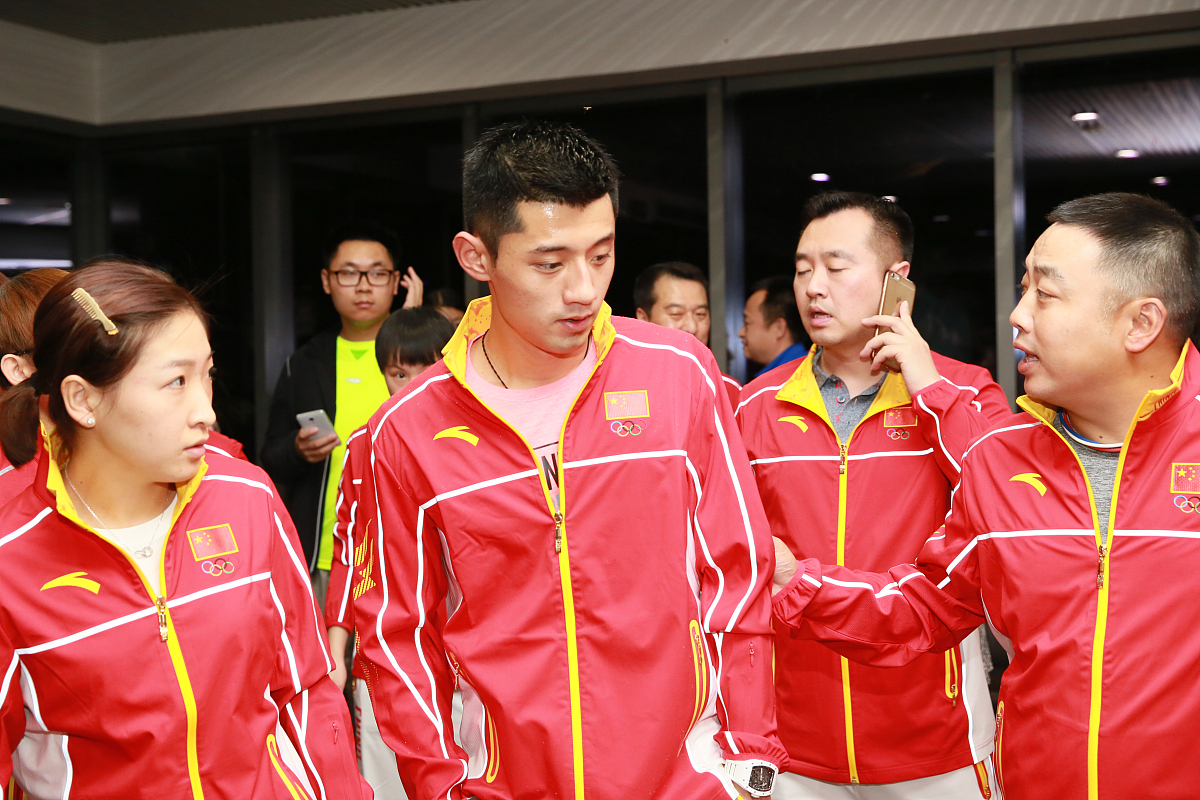 改写以下文字：这个叫章鱼洞的叠码仔说我侵犯了他的名誉权和肖像权让我赔他50万元。最后法院认定侵犯名誉权不存在因为他确确实实就是叠马仔但由于我没有经过他的同意用了他的照片所以象征性地赔他1万元。而他自己的律师费肯定不止1万元前前后后搞了快两年才完事所以他告我其实是赔本的买卖。 为什么他要告我？这件事情我想了很久很久最后才想明白因为我把他的照片曝光后他就没办法再去骗人了我相当于是断了他的生计他能不恨我