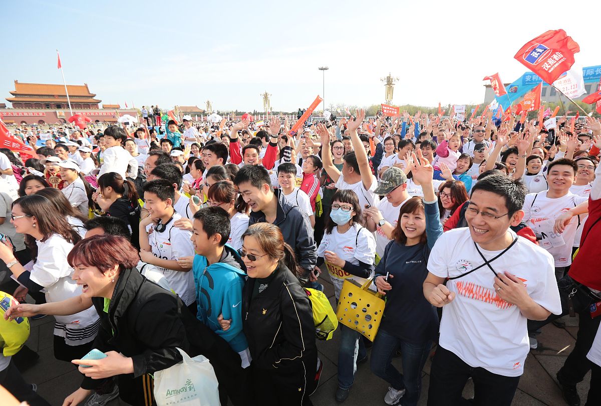 2013年4月14日,北京,2013北京国际长跑节鸣枪开跑.有2万余名长跑爱好