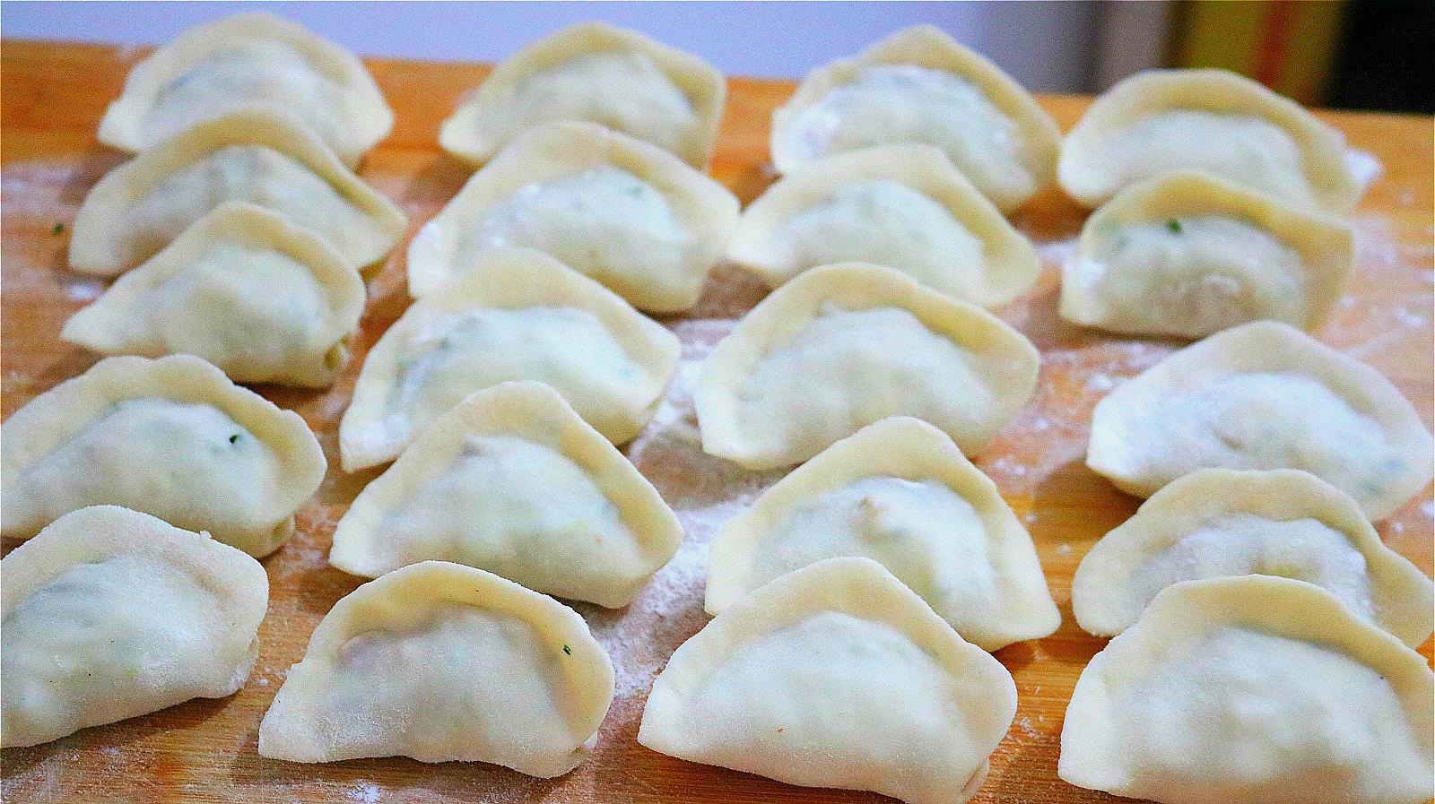 包饺子别放鸡蛋和肉了,用它做馅料,比吃肉饺子还香,营养又补钙