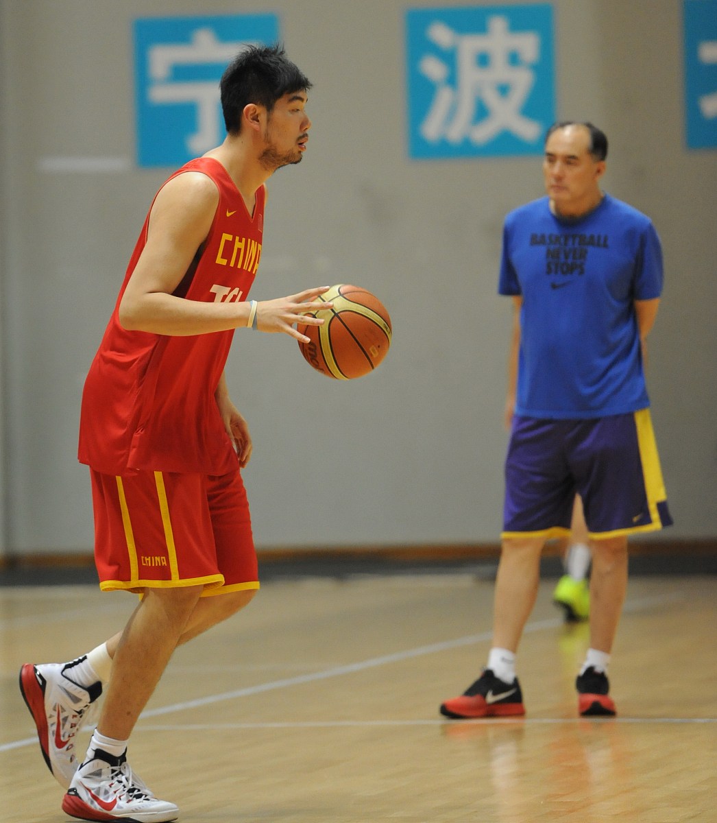 172cm适合打什么位置篮球172cm的身高在篮球场上可以打控球后卫或者得分后卫的位置。这个身高比较适合灵活的动作和快速的反应能力可以在进攻端发挥自己的速度和技巧同时在防守端也能够迅速地移动和跟上对手的步伐。当然具体的位置还要根据个人的技术和特长来确定。身高172cm臂长172cm摸高多少厘米摸高一般是指跳起来时手能够触碰到的高度一般比身高高出几厘米。由于每个人的摸高能力不同因此无法确定一个准确的