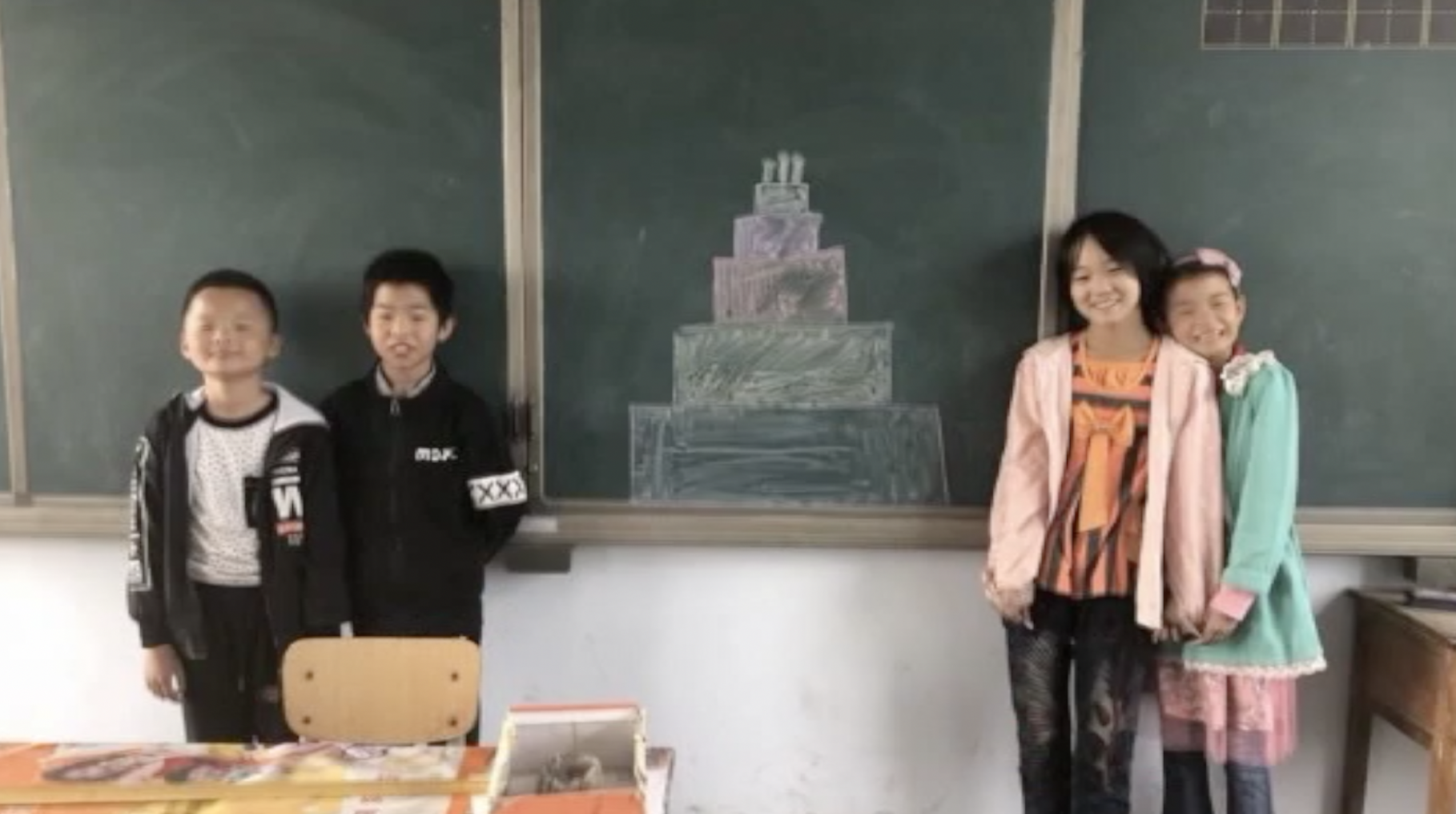 心酸!留守女孩生日临近黑板上画蛋糕:从来没吃过