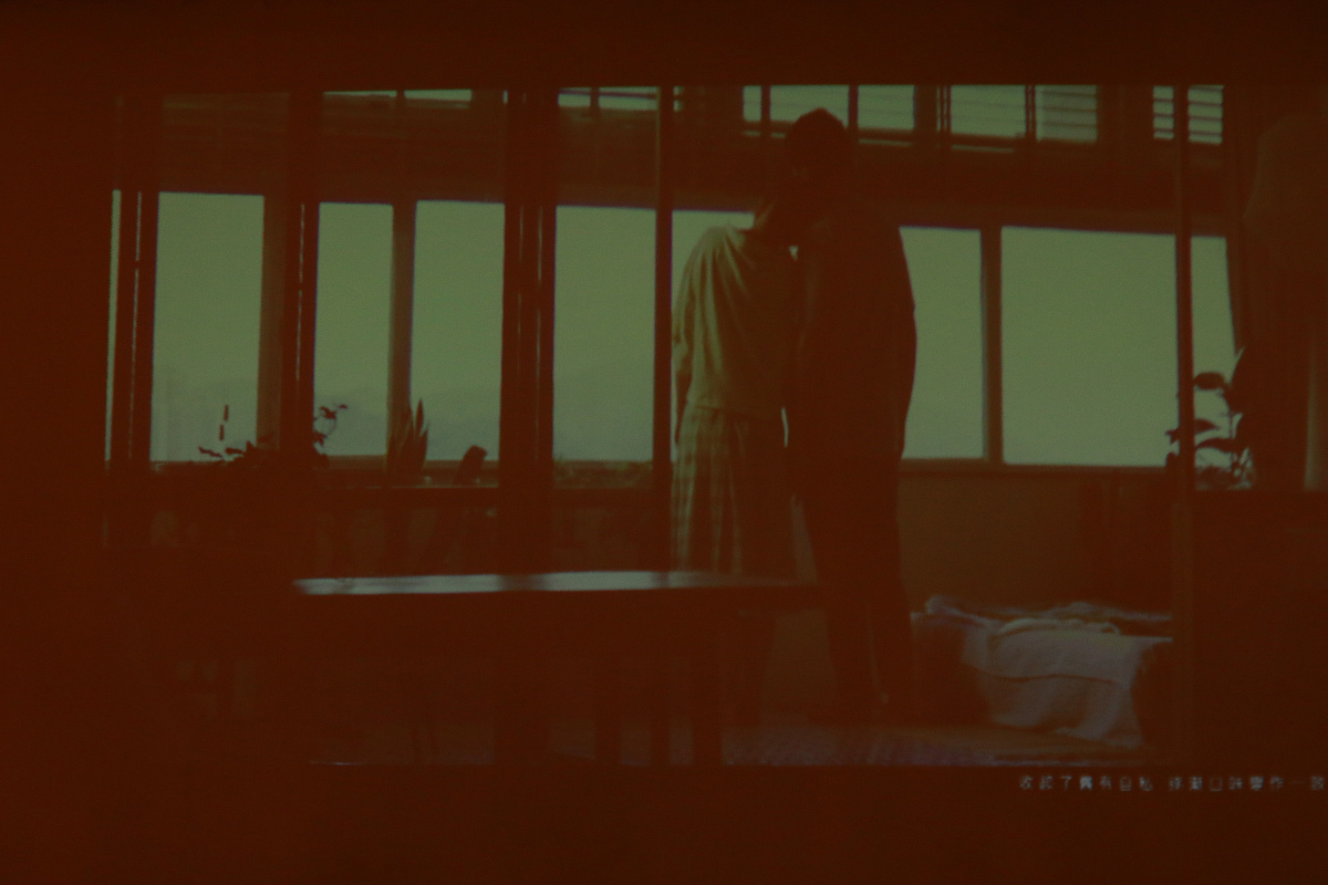 以王家卫导演的电影风格方式写一段台词黄昏下的长椅上有一位女生在等待她的爱人他们约好黄昏时分见面女生提前到了她开始回忆她与男生在一起的点点滴滴他们爱玩捉迷藏喜欢黄昏的颜色有快乐也有悲伤男生在约定好的黄昏时刻到达地方可女生走了女生在黄昏下失约了