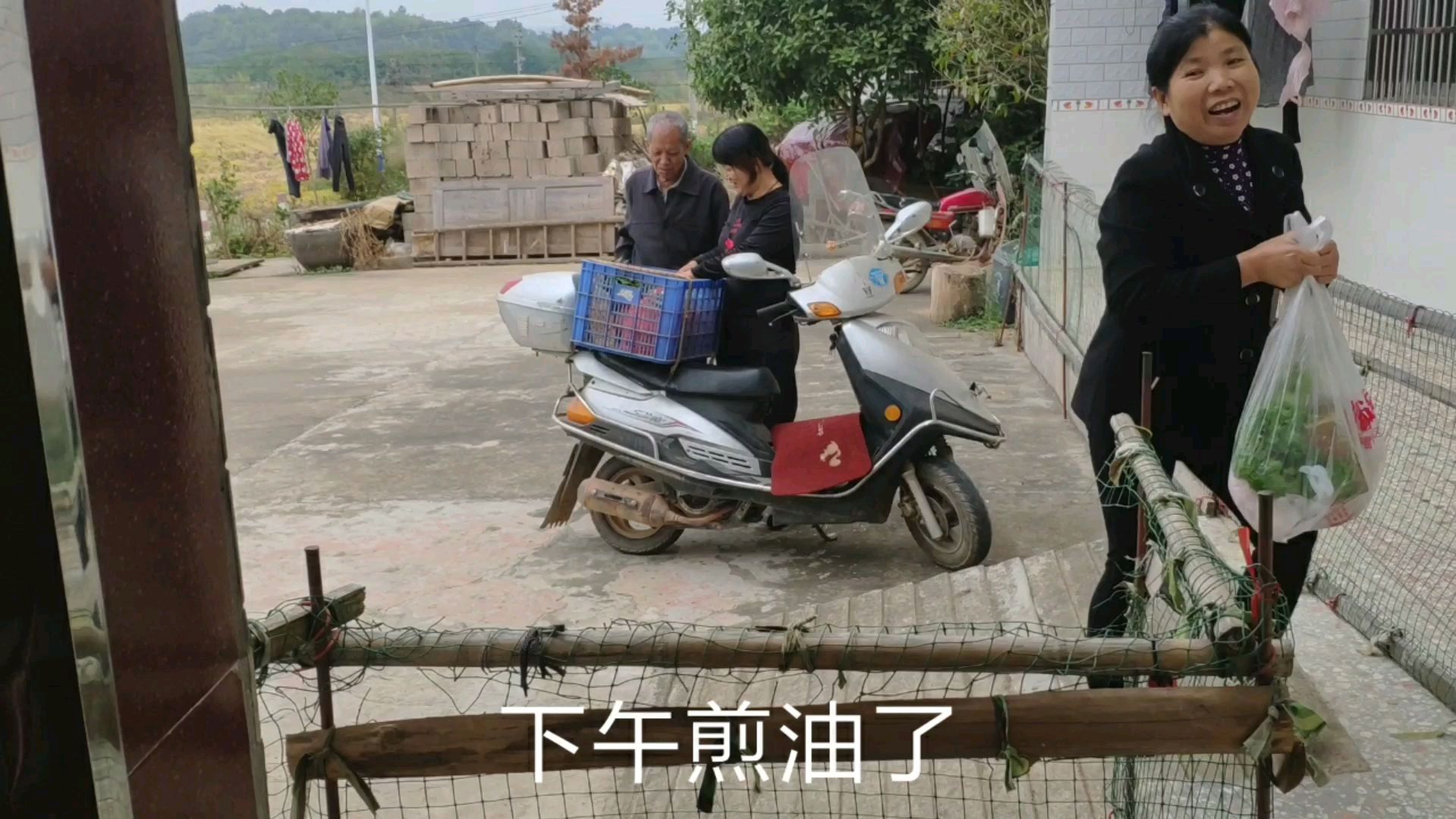 一一奶奶今天午餐做好吃的干豆角炒肉,爷奶都喜欢。