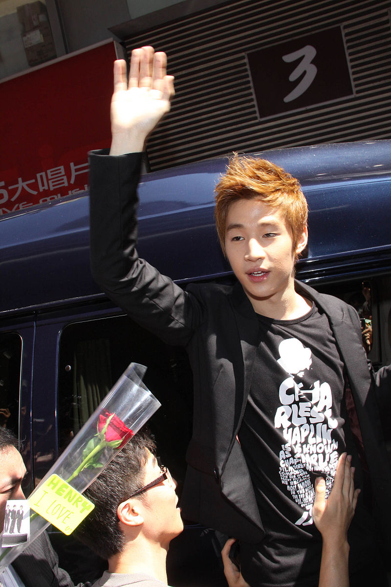 2011年7月8日,台北,"s.m.官方明星商品专门店"开业.super junior-m团