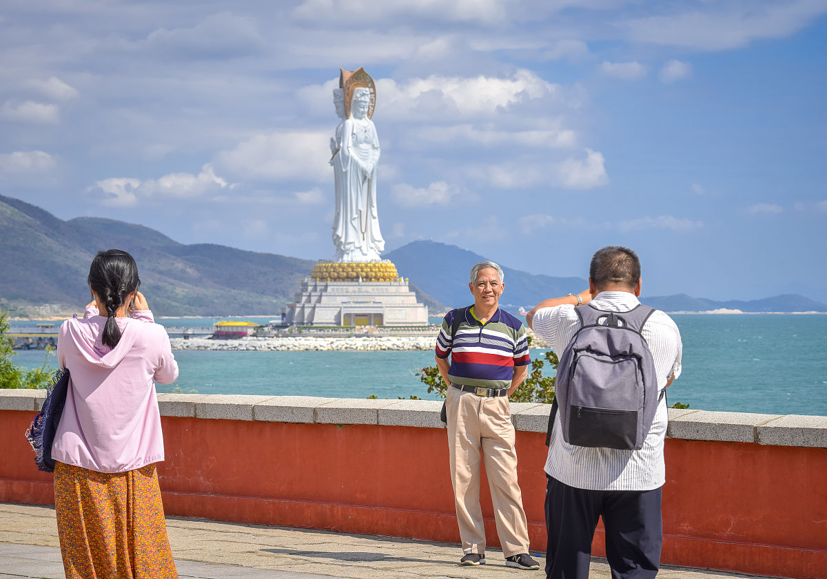 2019年1月18日,海南三亚南山文化旅游区,碧海蓝天映衬下的108米海上观