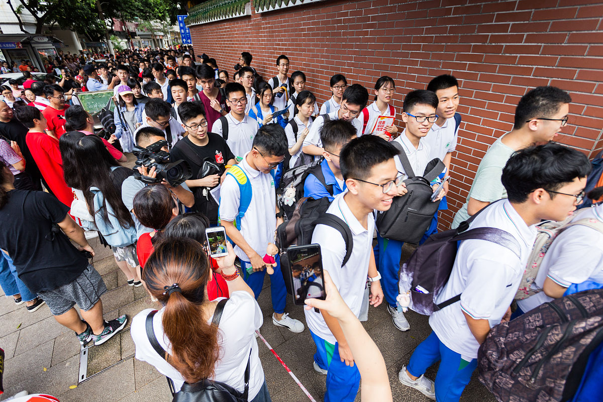 2019年6月7日,广州市七中,高考首日,8点一到,考生涌入考场,笑脸迎接高