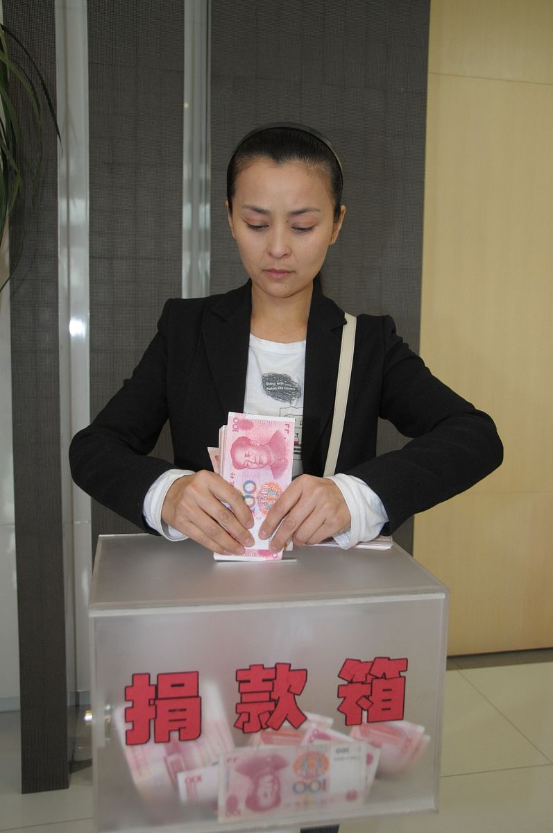 2008年5月14日,北京,橙天娱乐公司募捐活动.四川籍演员何音当场捐款2