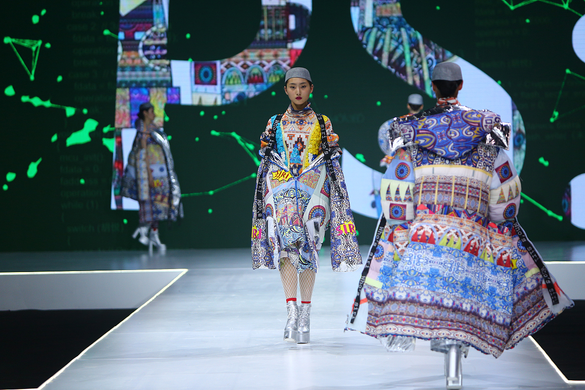 融合少数民族和非遗元素进行服装设计同时使用智能管理平台对自有衣物进行管理