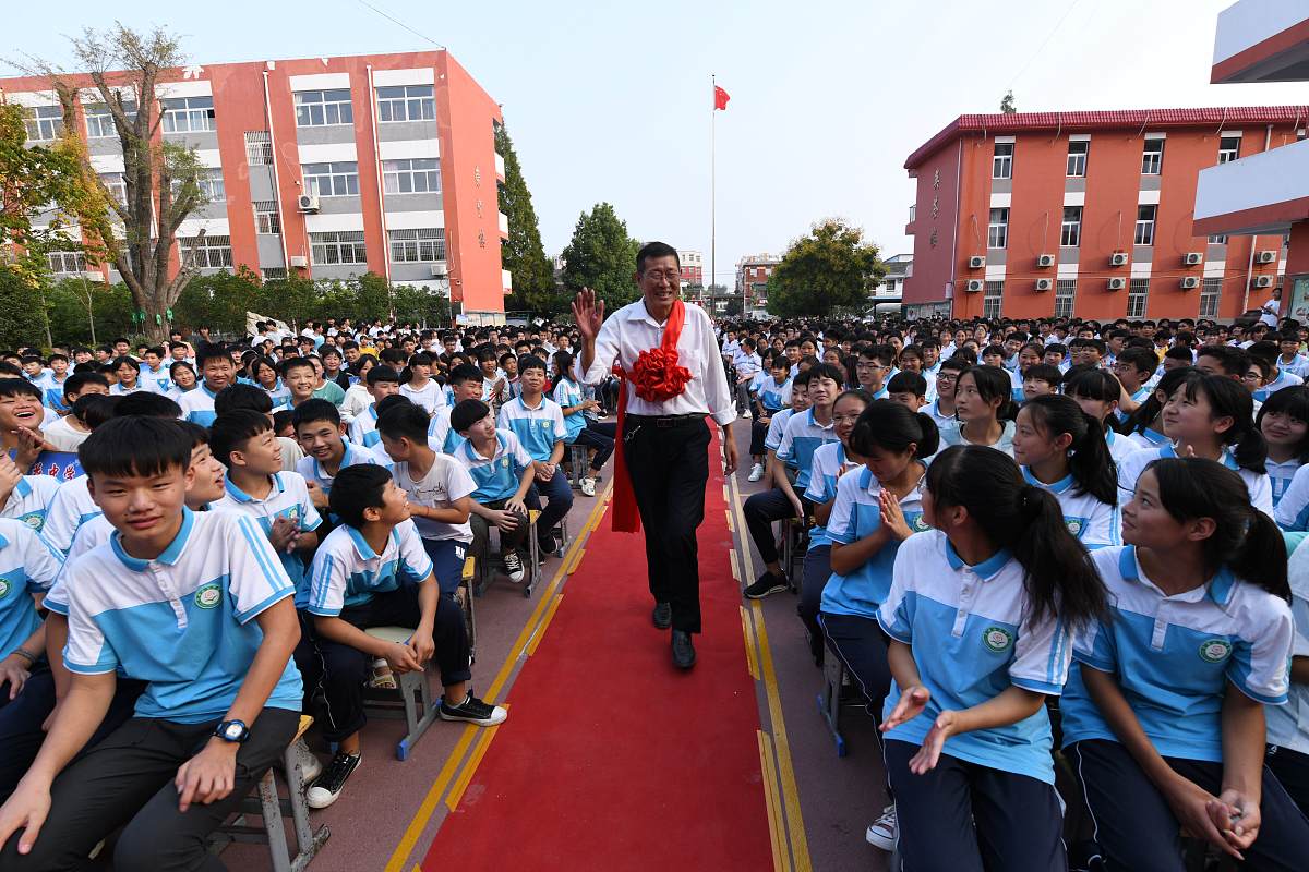 2019年9月9日,安徽省阜阳市颍东区插花中学评选出的优秀教师身披大红