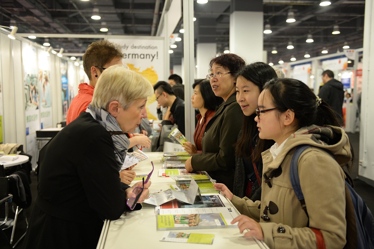 请将下面的论文进行改写：世界房车发展历史悠久房车生产积累了先进技术、生产、销售和使用经验形成了完善的产业链。世界房车主要两大市场一个是北美市场另一个是欧洲市场另外还有澳大利亚、日本、南非、新西兰以及中国占有较小的市场。