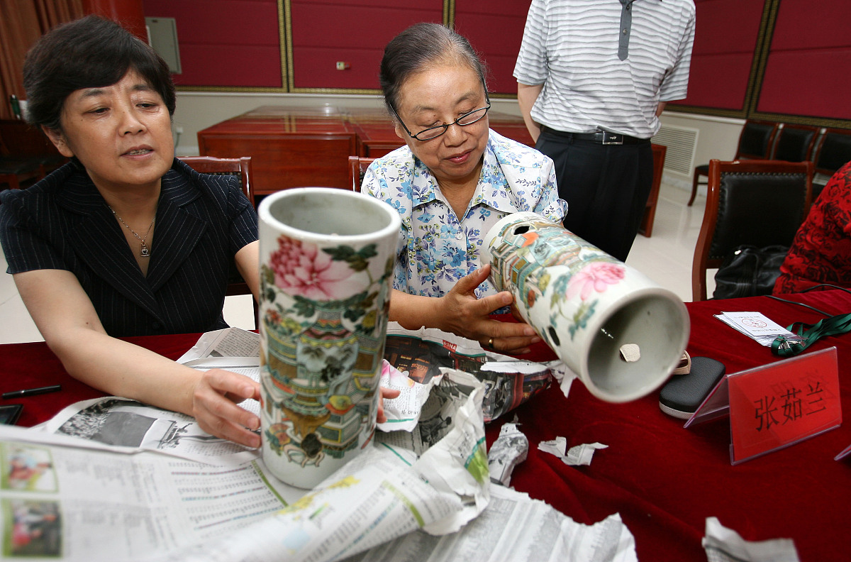 ***_***2011年6月11日,北京,市文物鉴定委员会秘书长张茹兰(右)为市民