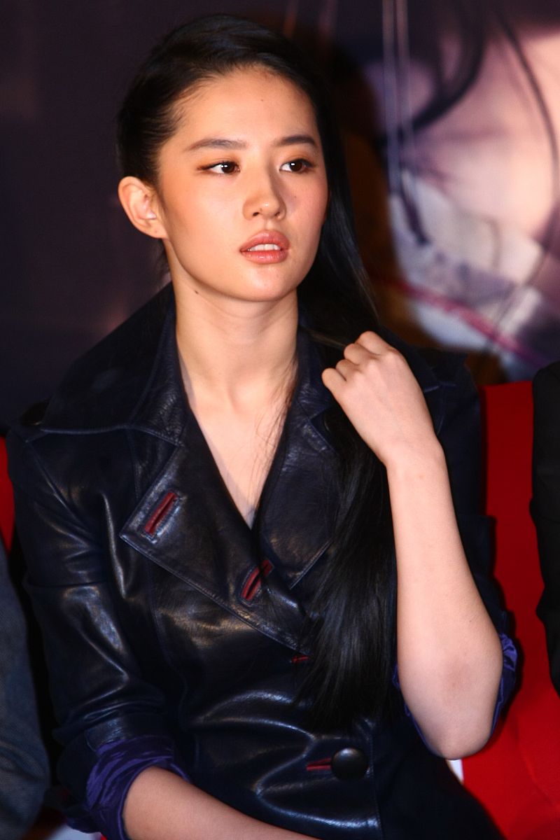 刘亦菲学生时期照片曝光，揭秘她受欢迎的秘密