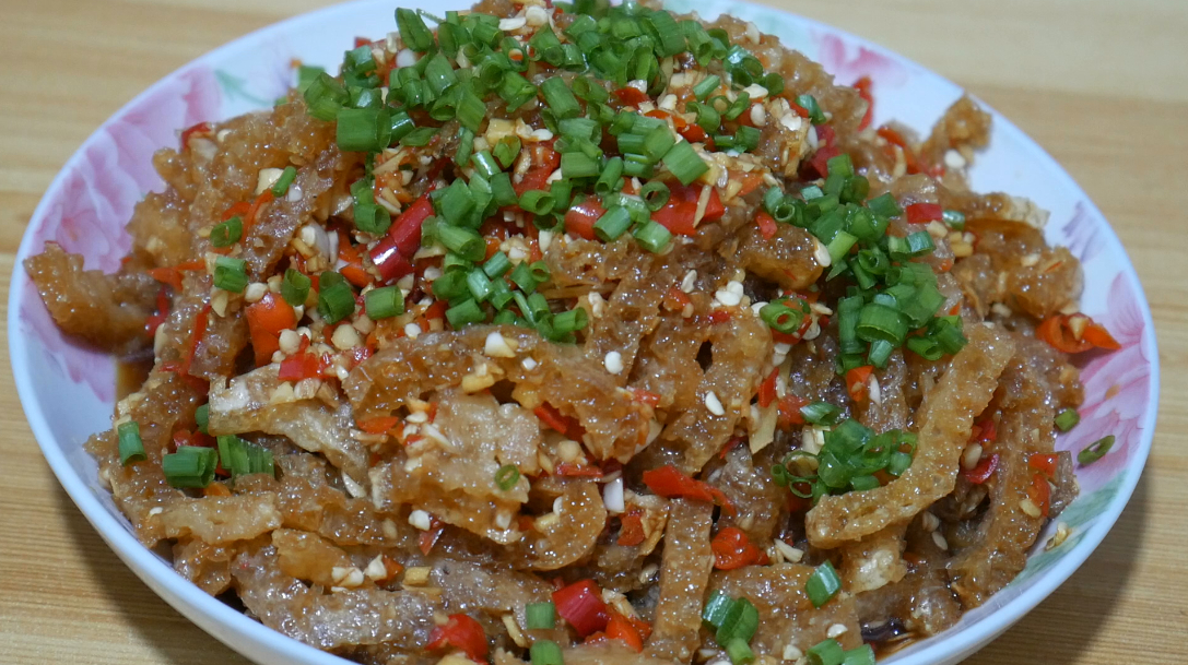 教你一个凉拌油炸猪皮的家常做法,香辣爽口,好吃又下饭