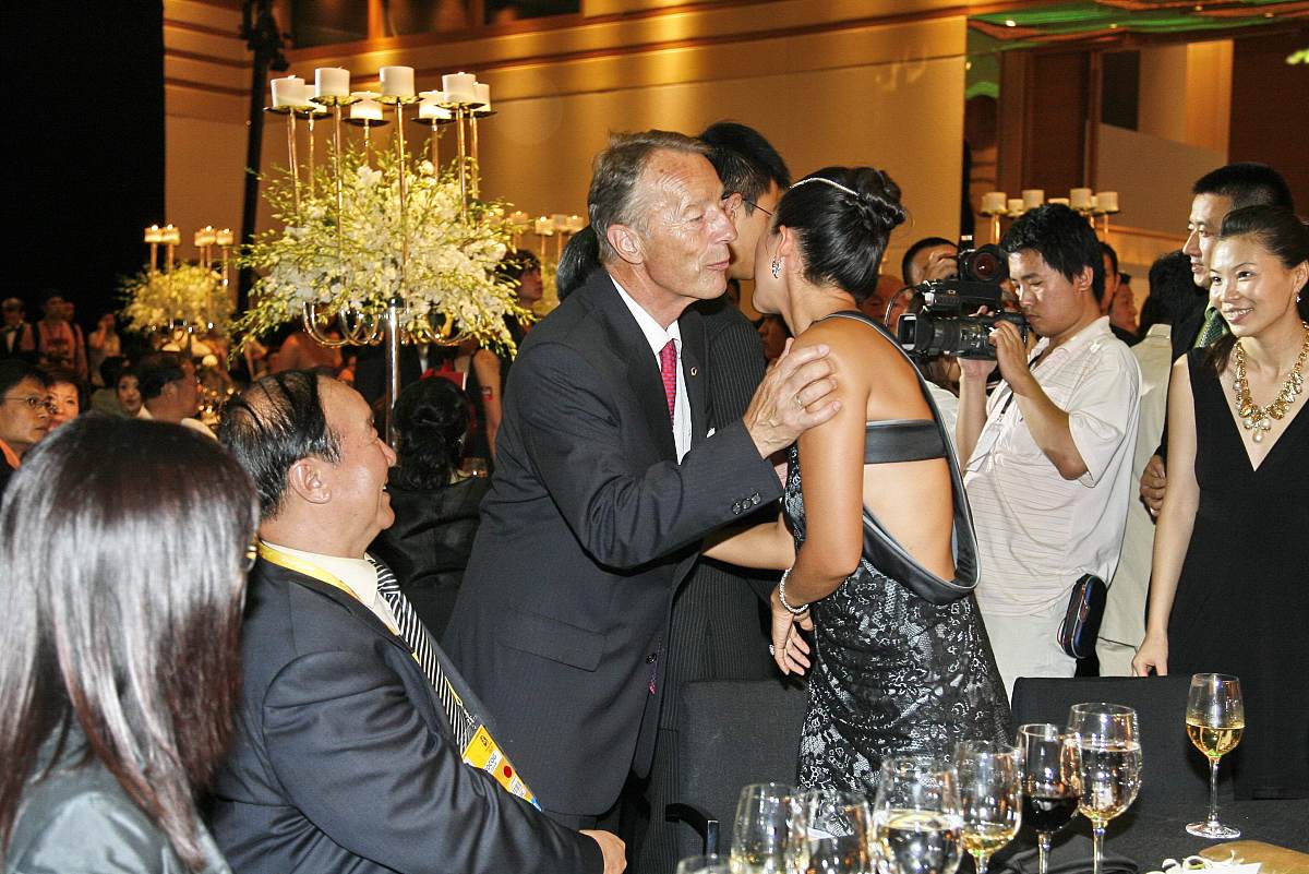 前男友妈妈想认我为干女儿，现任是闺蜜，该怎么办？