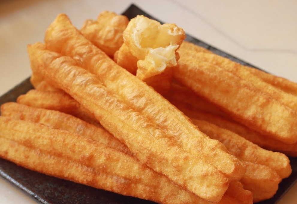 很适合在家做的“鸡蛋油条”配方,不用泡打粉,第一次做就成功!