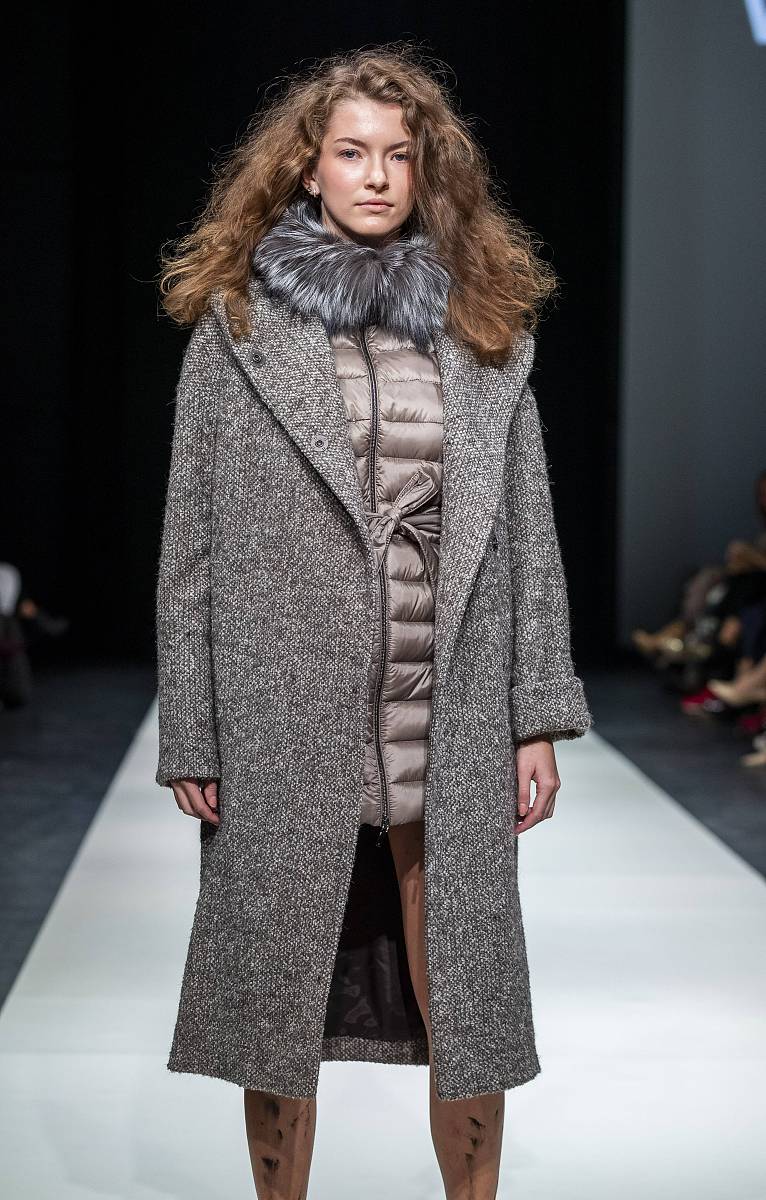 oppoFindx5pro桌面精选照片怎么设置 步骤帮我用230字详细描述