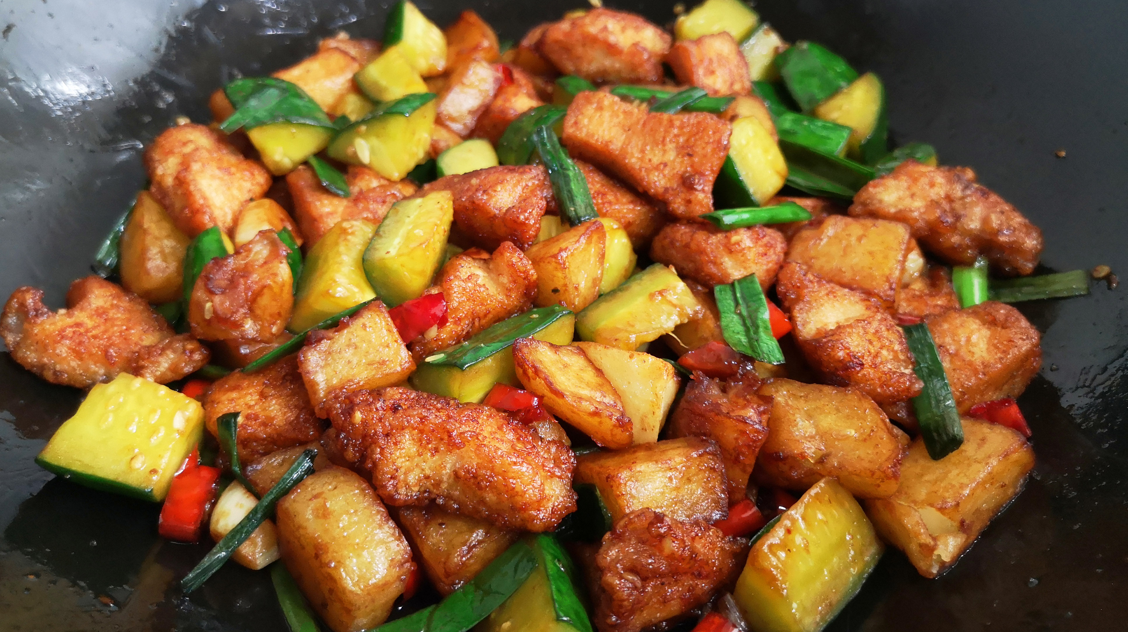 土豆搭配这两种食材,一次炒一大碗,出锅香喷喷,我能多吃2碗饭