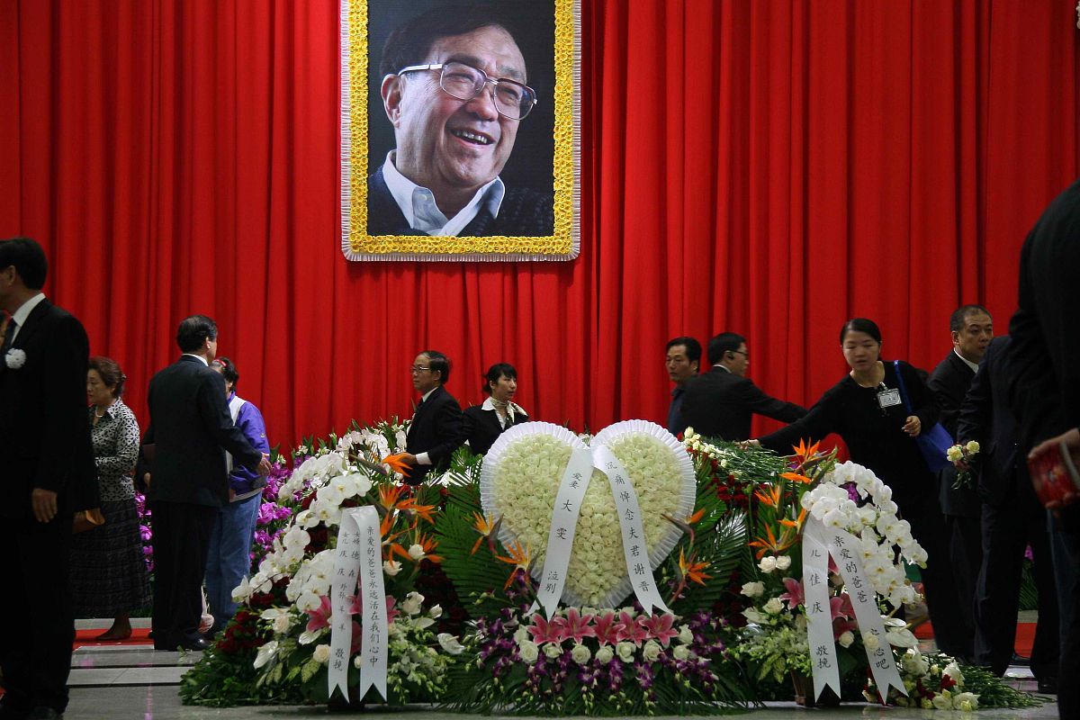 2008年10月26日,上海,谢晋追悼会在龙华殡仪馆大厅举行.+++_+++谢晋