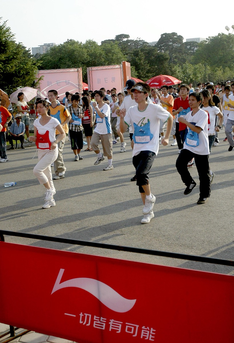 2007年6月23日,一场别开生面的情侣跑比赛在世界文化遗产沈阳昭陵进行