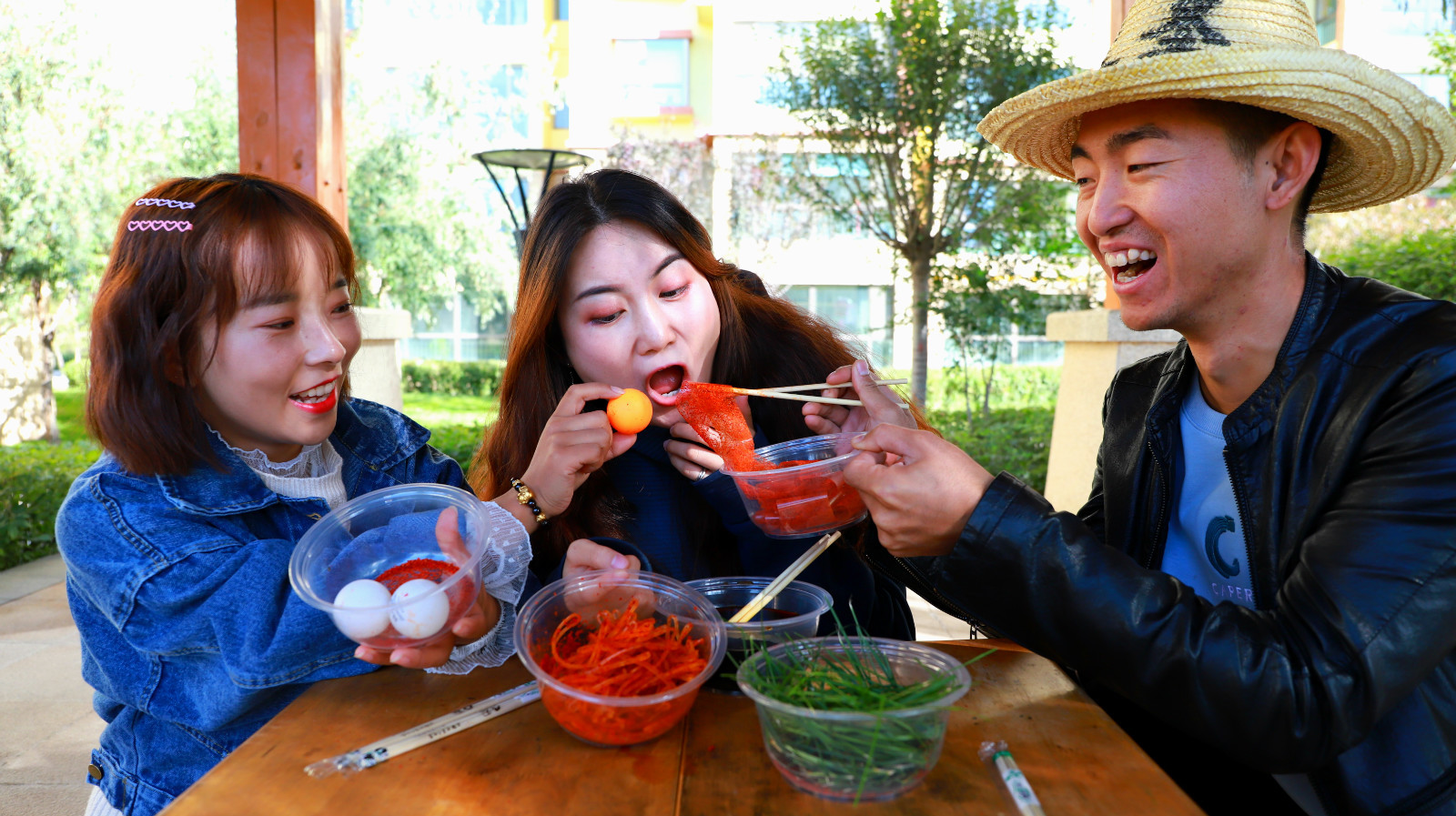 美女总是蹭吃,小夫妻故意做了一桌子假菜,美女被整惨了