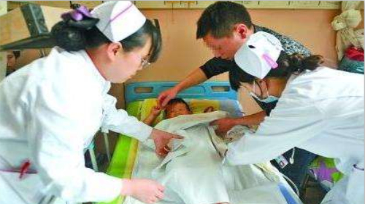 别以为肚子疼就是着凉,孩子体内密麻“蛔虫”,家长看后直冒冷汗