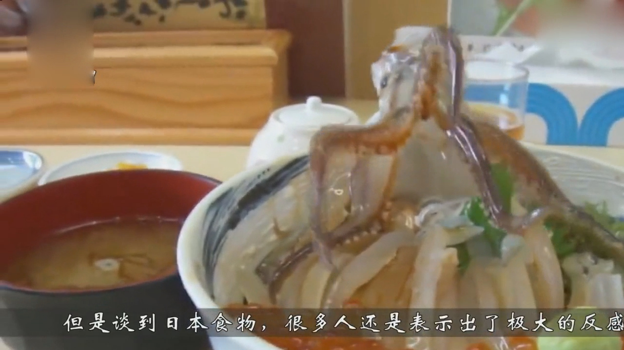 日本传统美食活鱼刺身,鱼疼的直抽搐,日本大厨:它没痛觉!