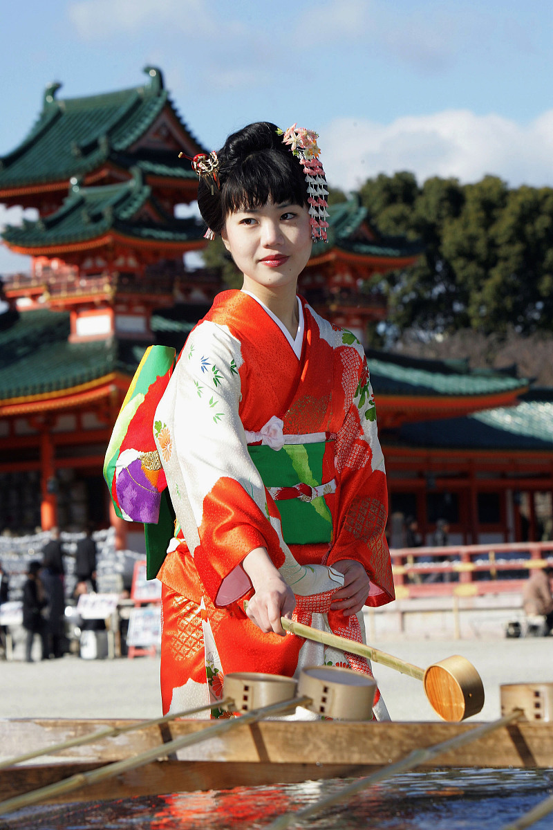 2005年1月10日,日本京都,当地20岁的年轻人聚集在一起,穿着日本传统的