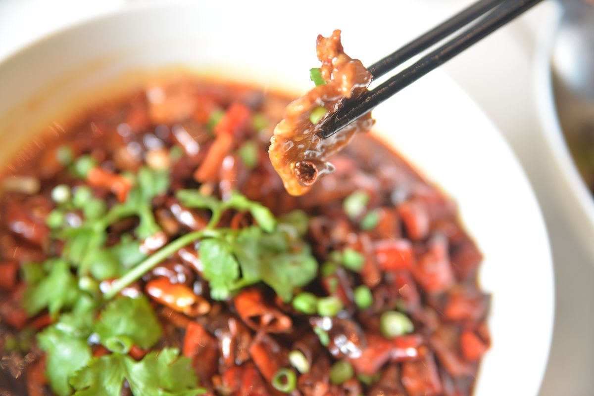 在家也能做饭店爆款水煮肉片，麻辣鲜香，滑嫩入味，一看就会！