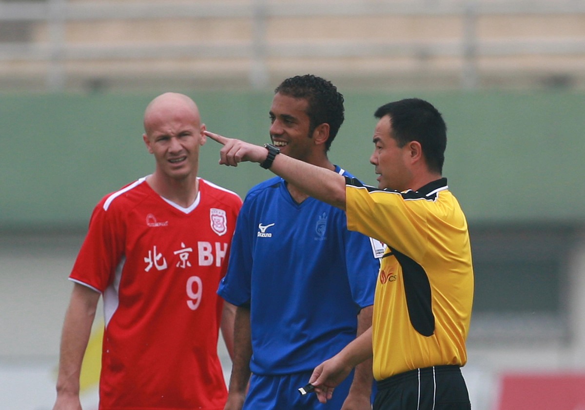 你是一个资深的Word使用人员在Word2007中给大量图片自动修改成高388cm、宽43cm每行4张排列整齐并且在每张图片下方中间位置按顺序加上阿拉伯数字的编号要求写出宏代码而且能在Word2007中运行。