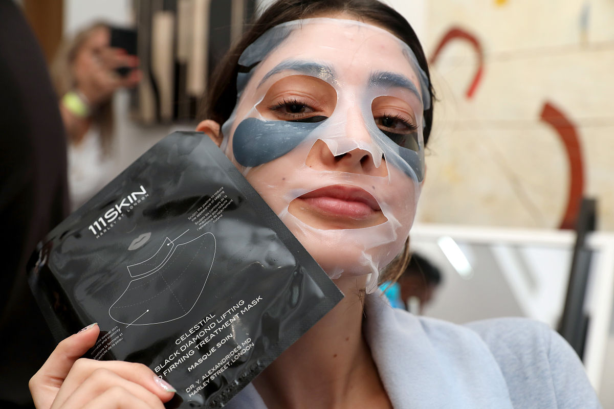 深层保湿紧致面膜：解决肌肤干燥、松弛、暗沉、毛孔粗大、细纹等问题