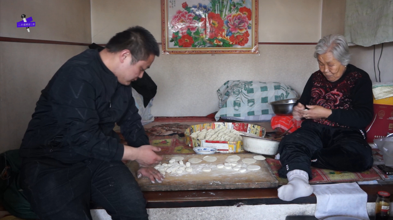 回村和奶奶一起包饺子唠家常,给奶奶捏腰捶背,场景十分感人