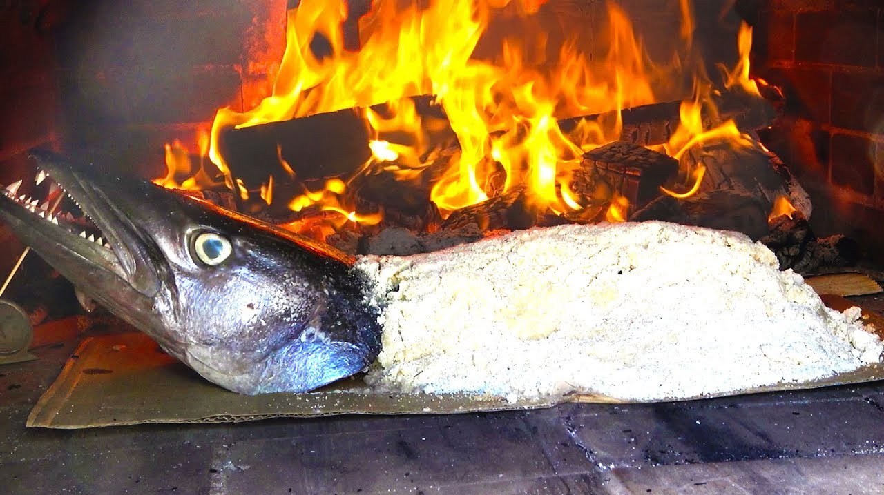 小哥用麦粉把“大梭鱼”裹起来,烤了1个小时,出锅时哭笑不得!