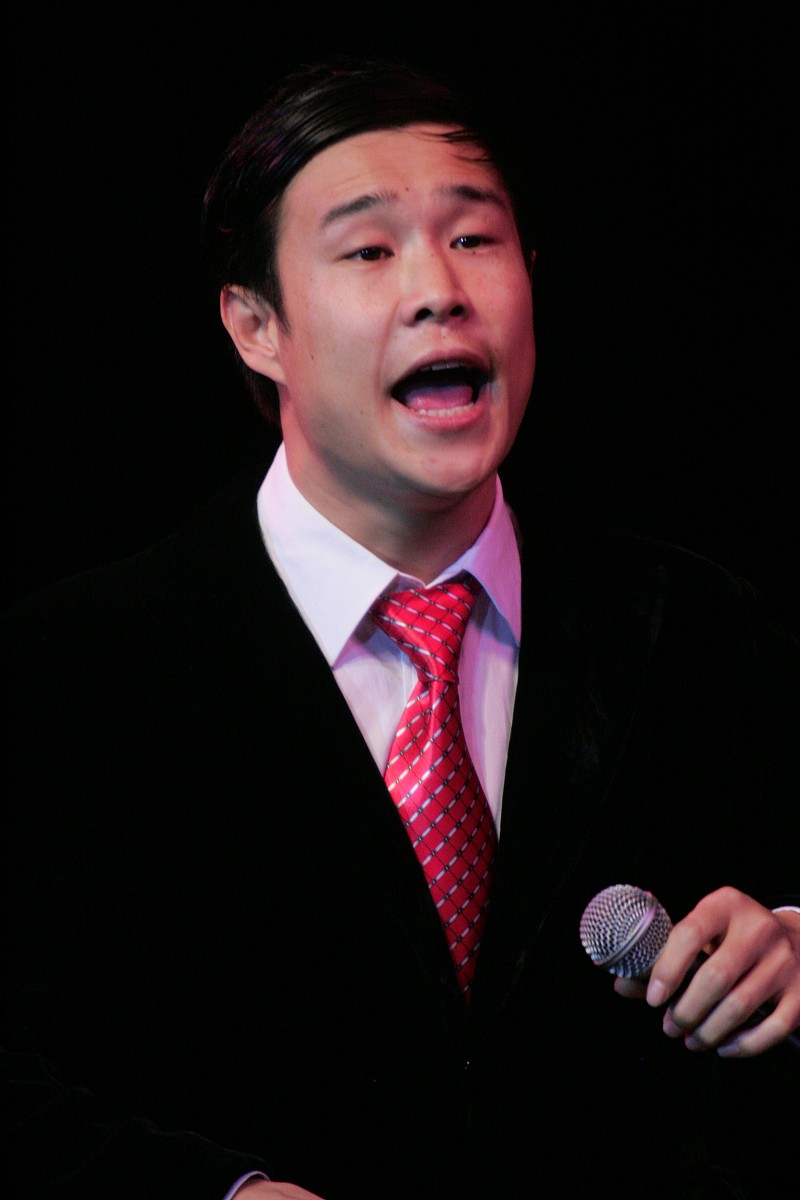 2010年11月5日,型男帅哥搞笑耍宝一箩筐,抻脖瞪眼歪嘴扮娘出怪招.***_
