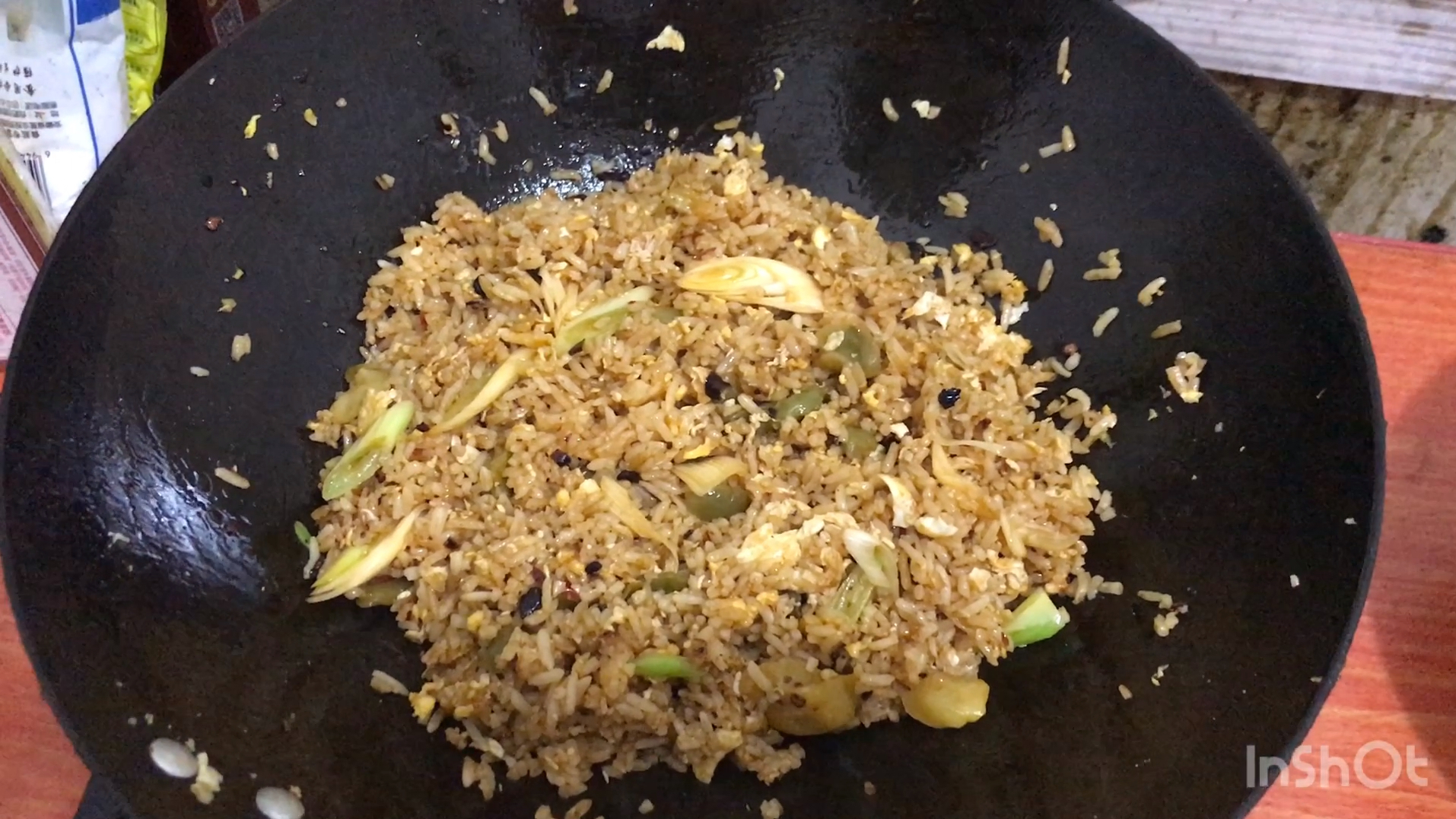 老干妈鸡蛋炒饭,加入点榨菜味道变得更好