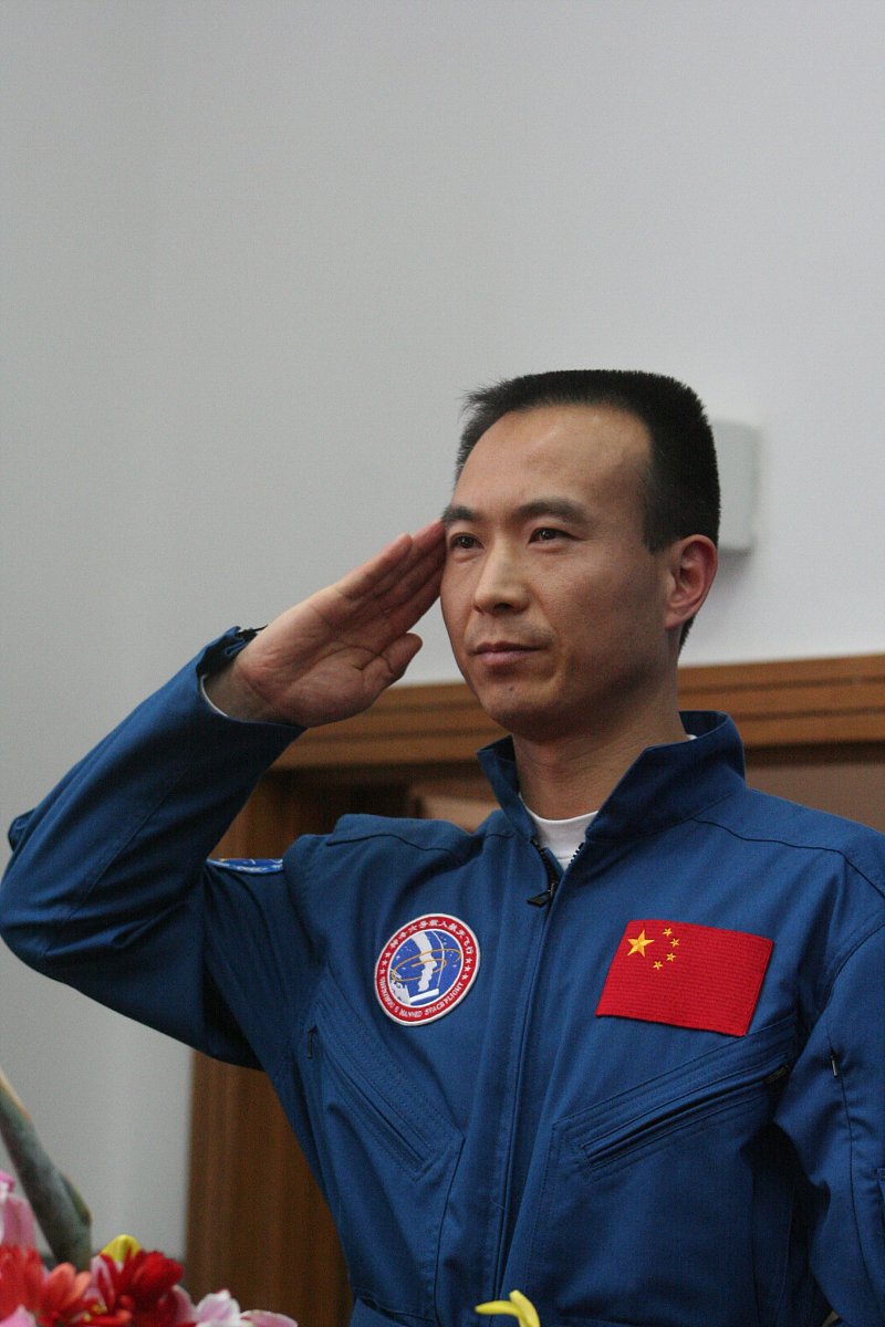 一、阅读以下材料 按照要求写作。 一 材料目前神舟十五号航天员乘组已经在轨满五个月各项工作正稳 步推进同时为即将到来的天舟六号做好充分准备。今天 4 月 30 日 是神舟十五号航天员费俊龙、邓清明、张陆 在轨满五个月的 日子。忙碌了五个月三名航天员劳动节假期的工作也相应地降低了强度。根据计划这几天他们主要会完成一些空间站 环控生保维护工作并继续保障目前正在开展的各项空间试验和实验。 此外三名航天