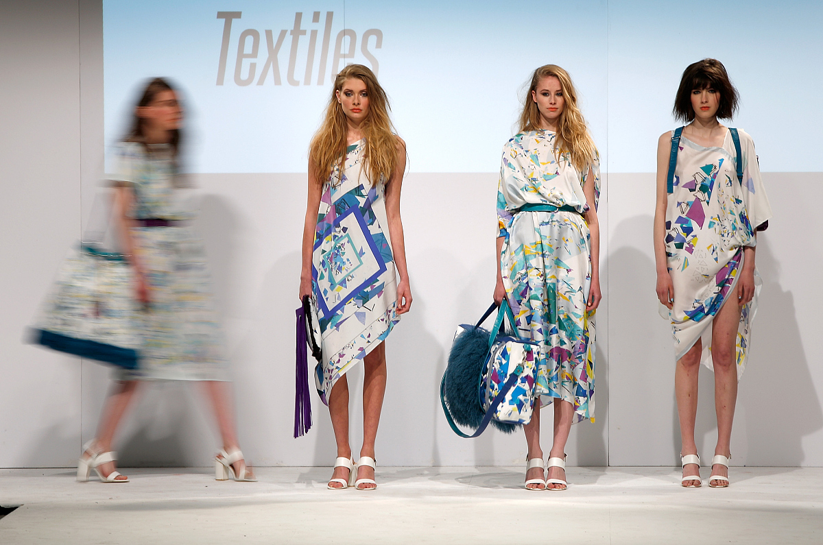 以新潮时尚：探索年轻人的独特风格和审美趋势为题写一篇1200字文章