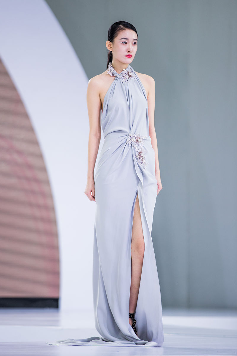 刘婧雯白色丝绸连衣裙的优雅魅力