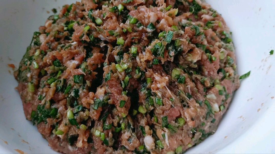 韭菜馅儿怎么调不出水?看这里,鲜嫩不出水的猪肉韭菜馅儿做法