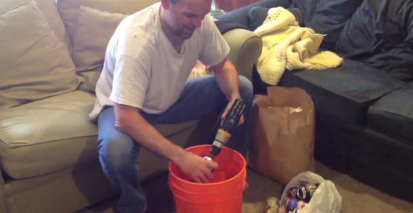 大叔用易拉罐自制取暖设备,无需用电,这一冬天的电费都省了